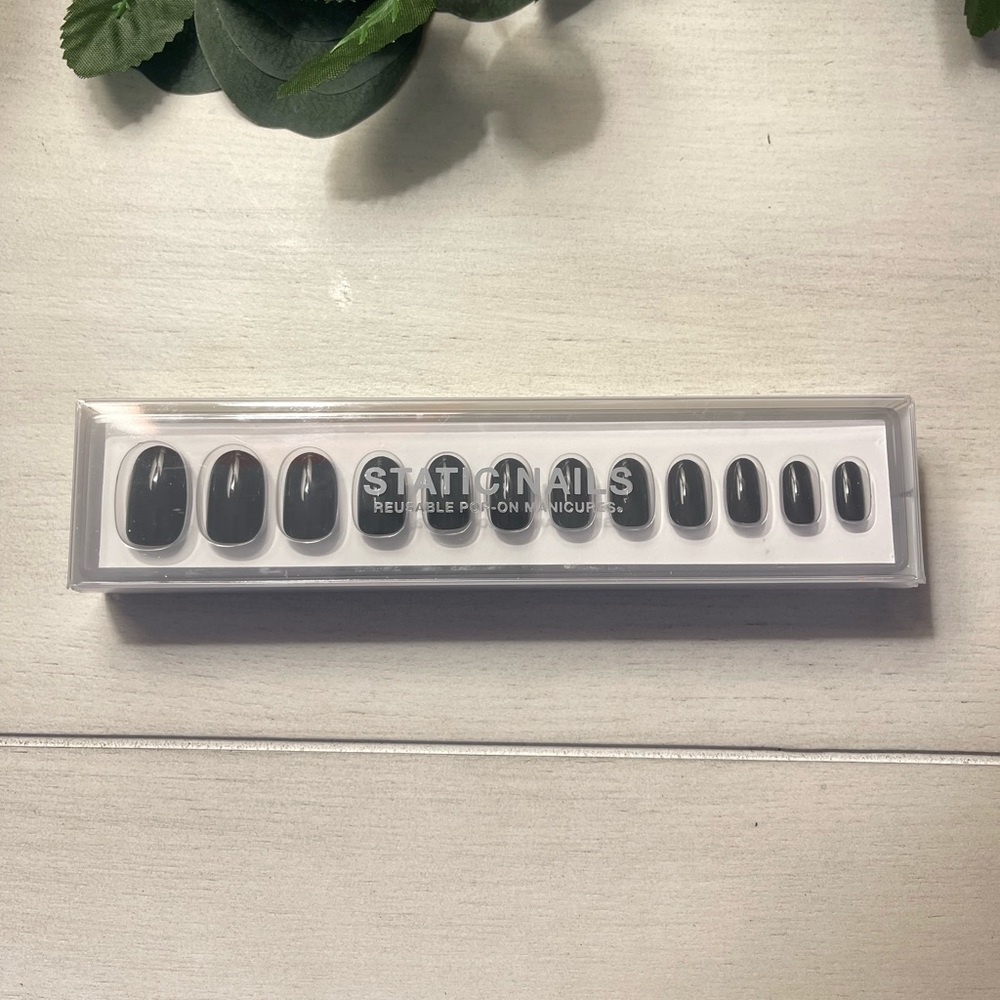 New - Static Nails - Dark Room - Round